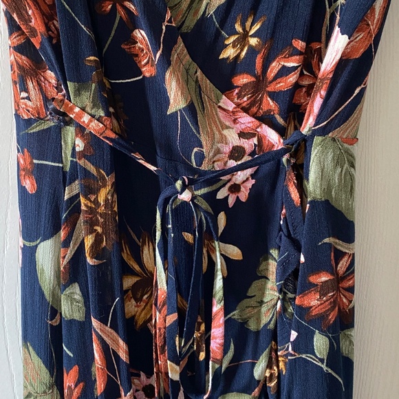 NWOT Guess Floral Wrap Dress - Picture 5 of 10